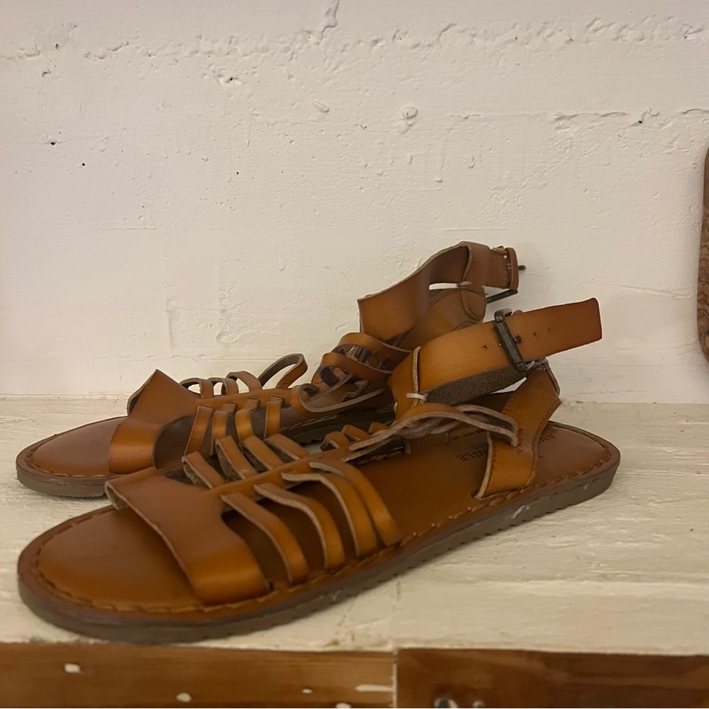 American Eagles Outfitters 7 Gladiator Sandals EUC Camel Color Strappy